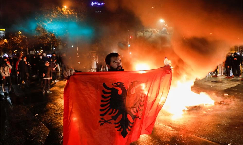 Ραγδαίες οι εξελίξεις στην Αλβανία: Κλιμακώνονται τα επεισόδια μετά τη δολοφονία